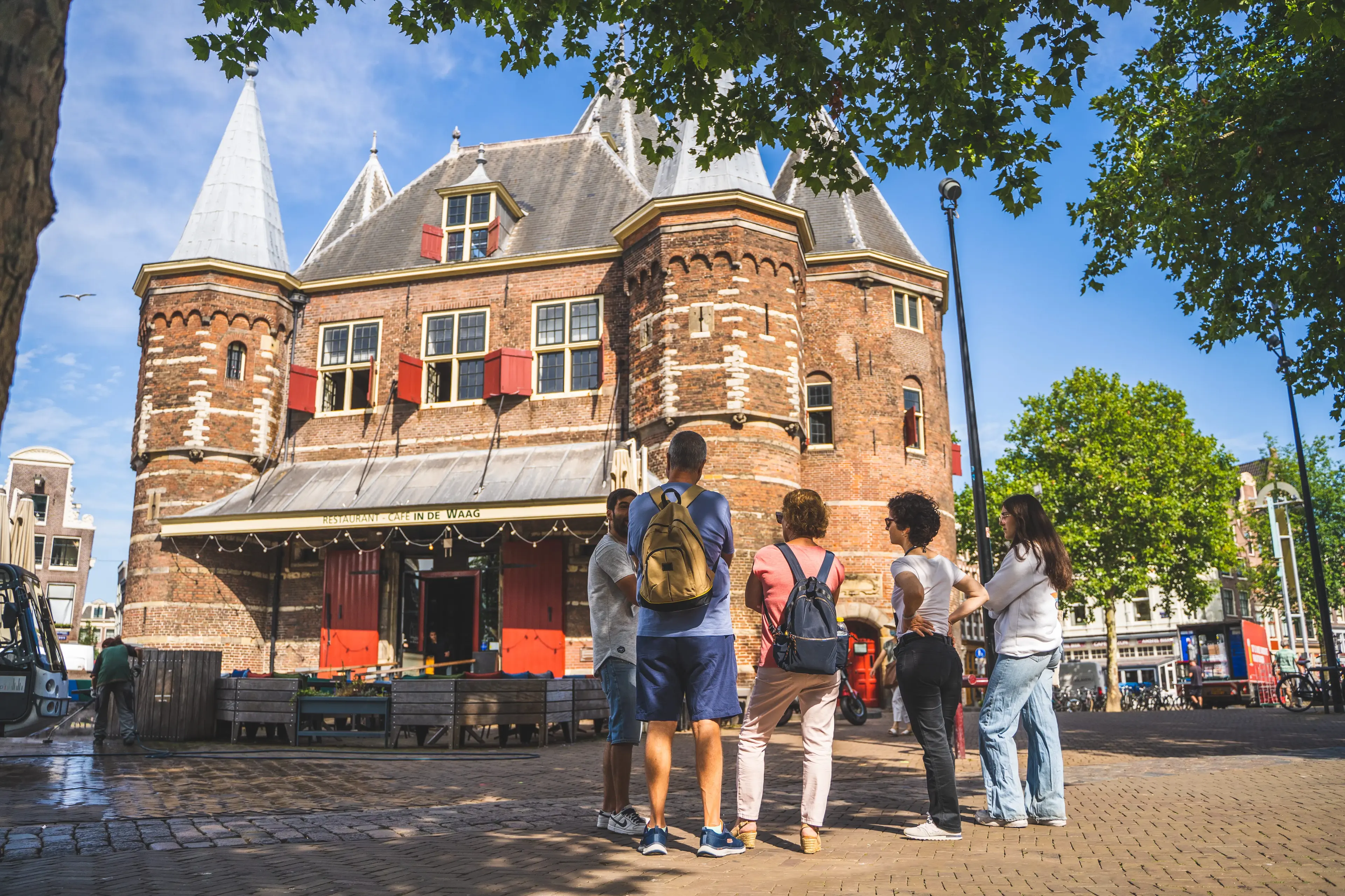 Amsterdam walking tour and canal cruise with unlimited drinks and cheese tasting